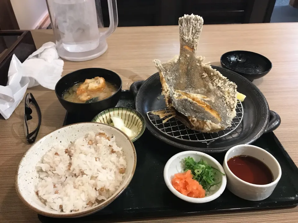 Snapdishの料理写真:カレイの唐揚げ定食|堀河 史麿さん