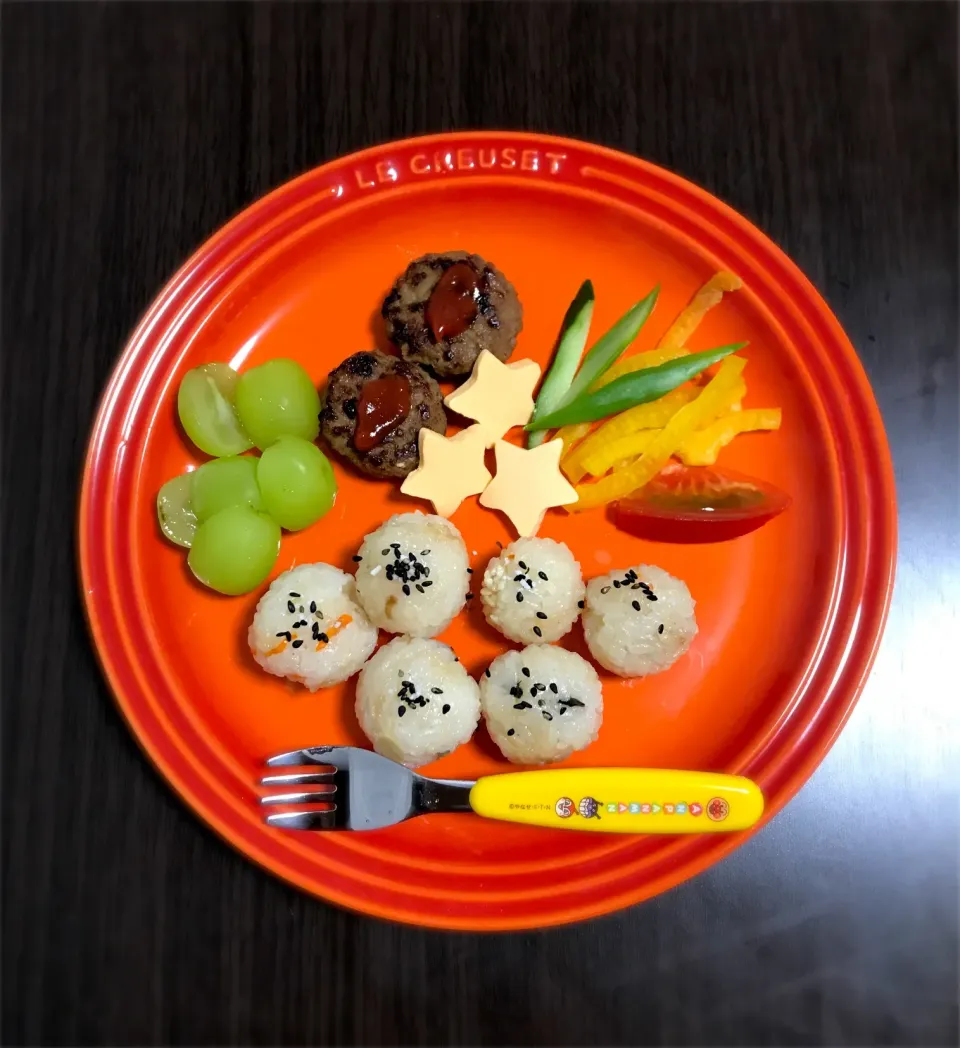 Snapdishの料理写真:10/9❁息子離乳食 夜ごはん⭐︎
炊き込みごはんおにぎり🍙
ハンバーグ
1歳チーズトマト味🍅
パプリカ・トマト・アスパラ・きゅうり
シャインマスカット🍇|つんさん