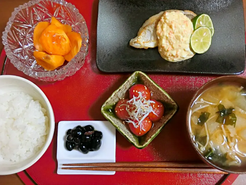 Snapdishの料理写真:夜ご飯🍚鱈和風タルタルソテー、大根白菜えのきお味噌汁、プチトマトお浸し、黒豆、柿|アンジェさん