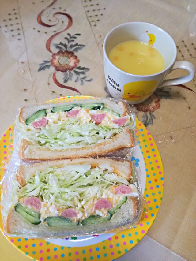 お昼ご飯に
サンドイッチ🍞　コーンスープ🌽|korinoさん