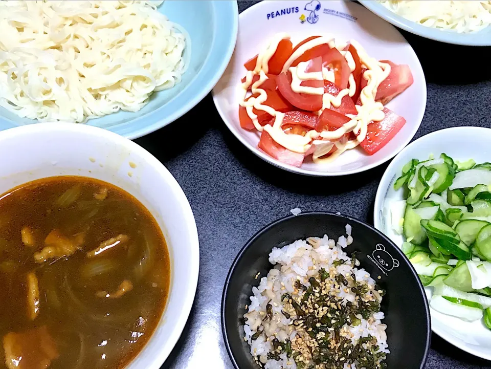 もち麦飯しその実ゴマ飯、稲庭うどんカレーつけ汁うどん、トマト、きゅうり大根生姜浅漬け、|ms903さん