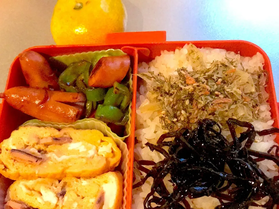 #本日のお弁当  は #イカの塩辛入卵焼き で食後は #みかん|Nao K. Tさん