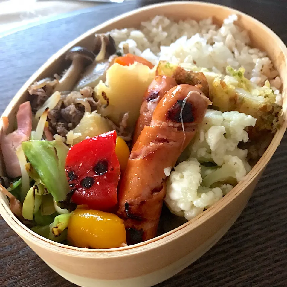 Snapdishの料理写真:今日のお弁当🍱
肉じゃが弁当
三連休後 今週もスタートです
気をつけていってらっしゃい👋😊|mokoさん