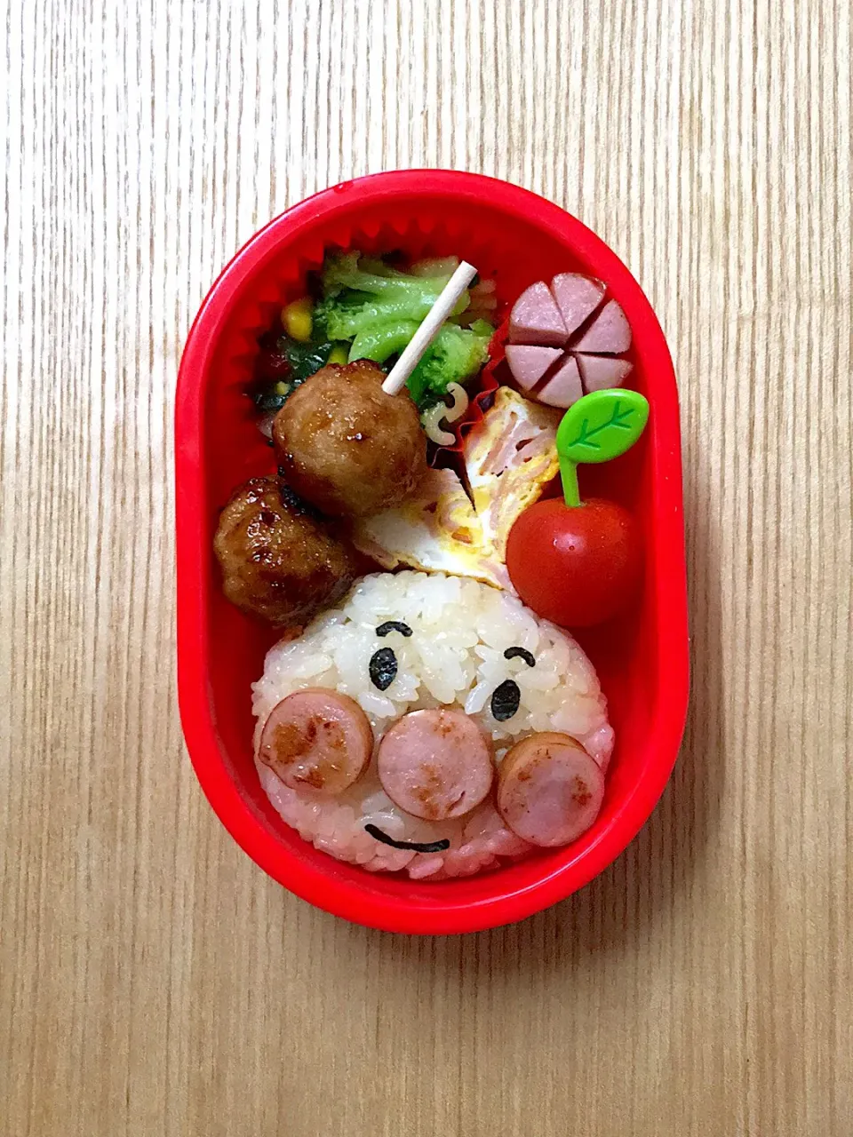 #ムスメ弁当 

アンパンマンおにぎり、ソーセージ、つくね、野菜バターソテー、ハム入り卵焼き、ミニトマト|mossan＠OSAKAさん