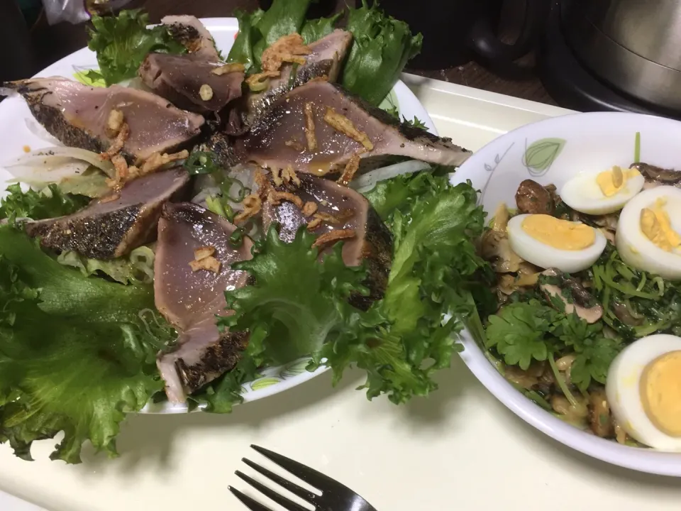 今朝の朝食です。フリルレタスとオニオンスライスに鰹のタタキにフライドオニオンをトッピングしたサラダ➕浅蜊とマッシュルームと豆苗をオリーブオイルで炒め、茹で卵をトッピングした炒め物です。|詳智　片山さん