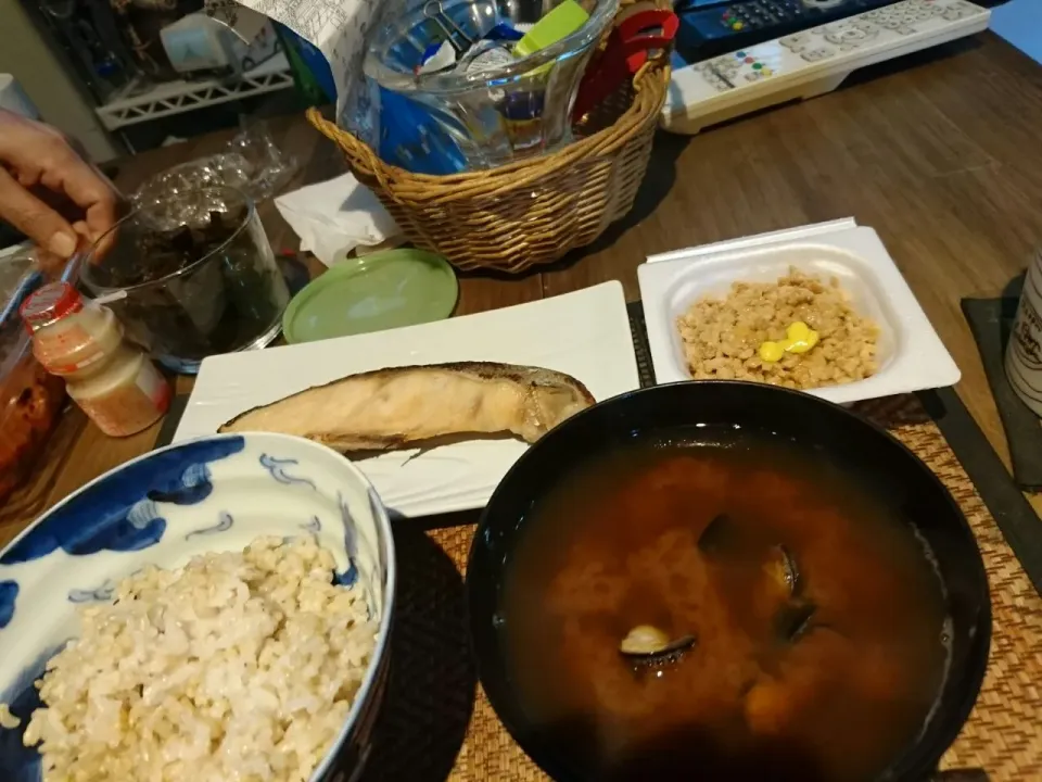 しじみの味噌汁&鮭の味噌漬け&ひきわり納豆|まぐろさん