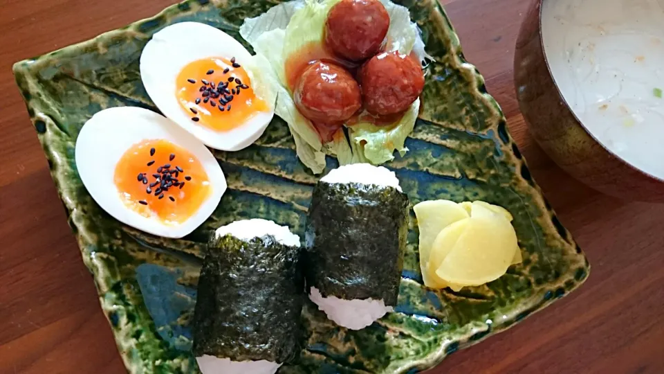 子供朝ご飯🍙お握り、沢庵、ミートボール、茹で卵、春雨スープ|アンジェさん