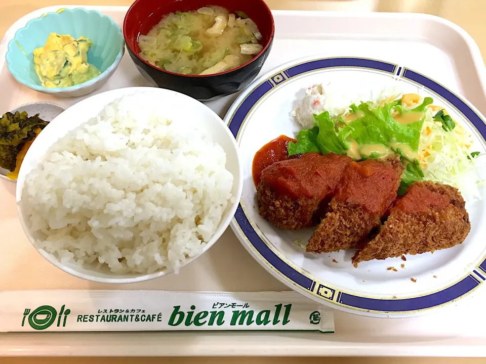 Snapdishの料理写真:牛肉のジューシーメンチカツ トマトソース|Kouji  Kobayashiさん