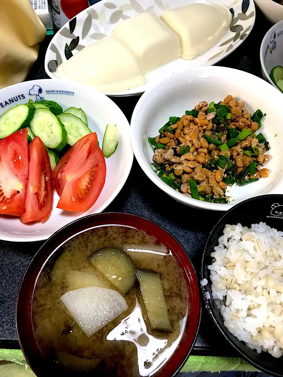 もち麦飯、絹ごし豆腐、大根茄子味噌汁、ゴマねぎ胡麻油納豆、トマトきゅうり|ms903さん