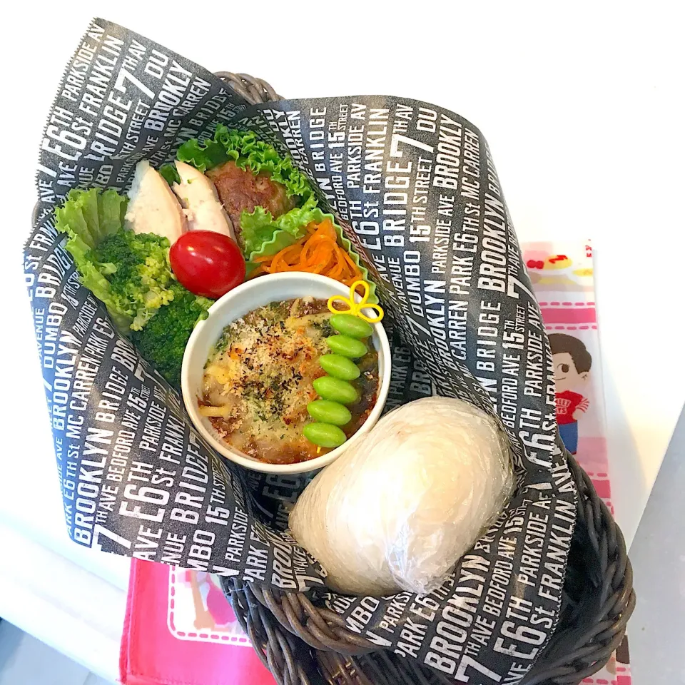 今日のお弁当(๑´ڡ`๑)しぐれおにぎり、焼きカレー、ハンバーグ、鶏ハム、ブロッコリー&プチトマト、枝豆スティック、キャロットラペ/今日も頑張って行ってらっしゃーい♪|mayumiさん