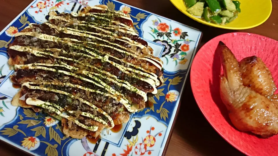 夜ご飯🍴お好み焼き、手羽先餃子、胡瓜和え物|アンジェさん