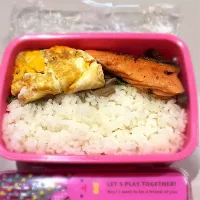 Snapdishの料理写真:お弁当 鮭 目玉焼き 舞茸白菜炒め|ぽちさん