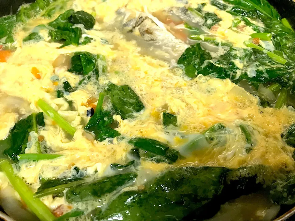 Fried fish, spinach, onion, tomato, garlic and 2 eggs salt and pepper to taste|Food Gardenさん