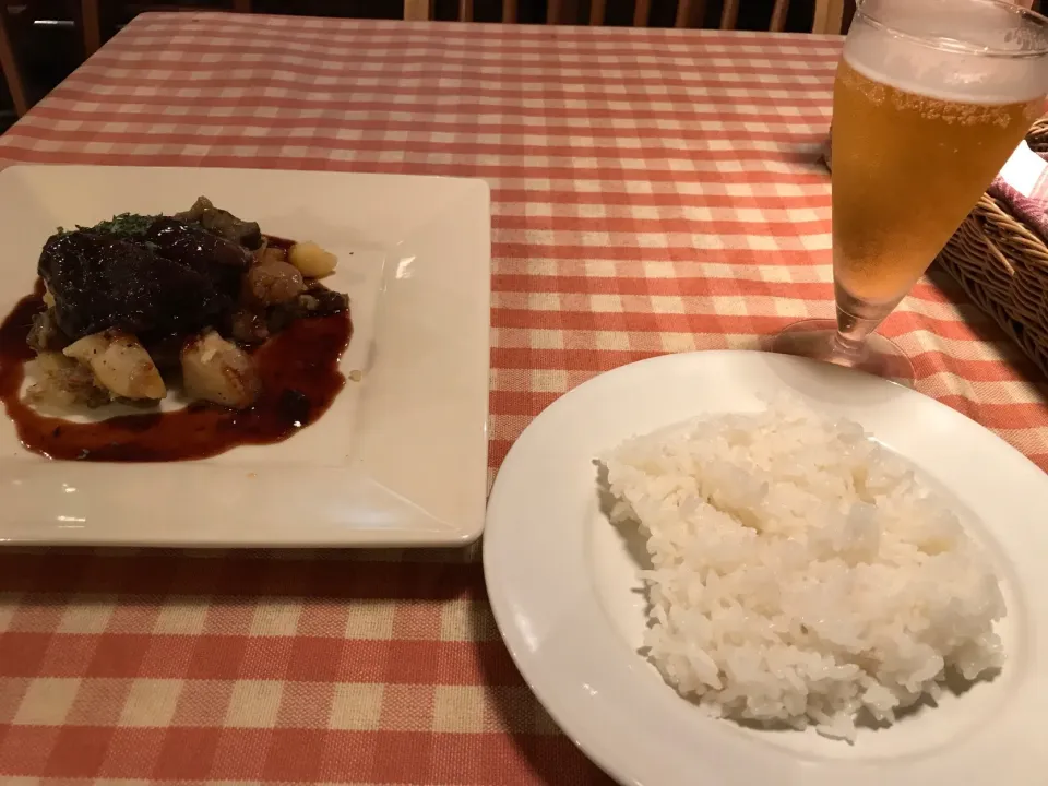 和牛モモ肉のワイン煮込みとライス|手品先輩さん