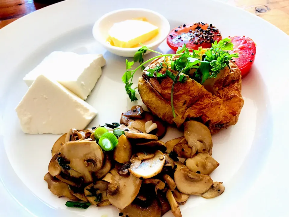 Baked potato, feta cheese, tomato and mushroom.|Sergio Lacuevaさん