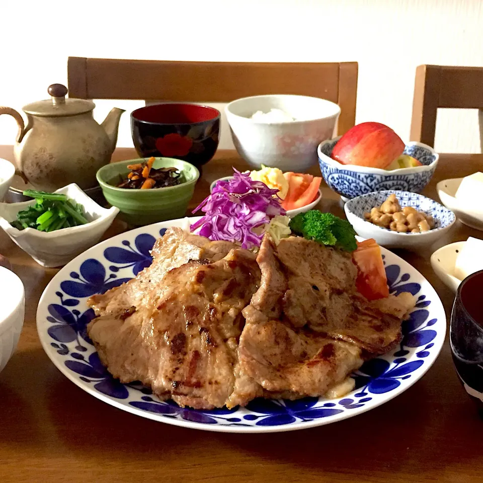 豚肉生姜焼き、ポテサラ、ひじき煮、冷奴、納豆、なめこの味噌汁|ゆかりさん