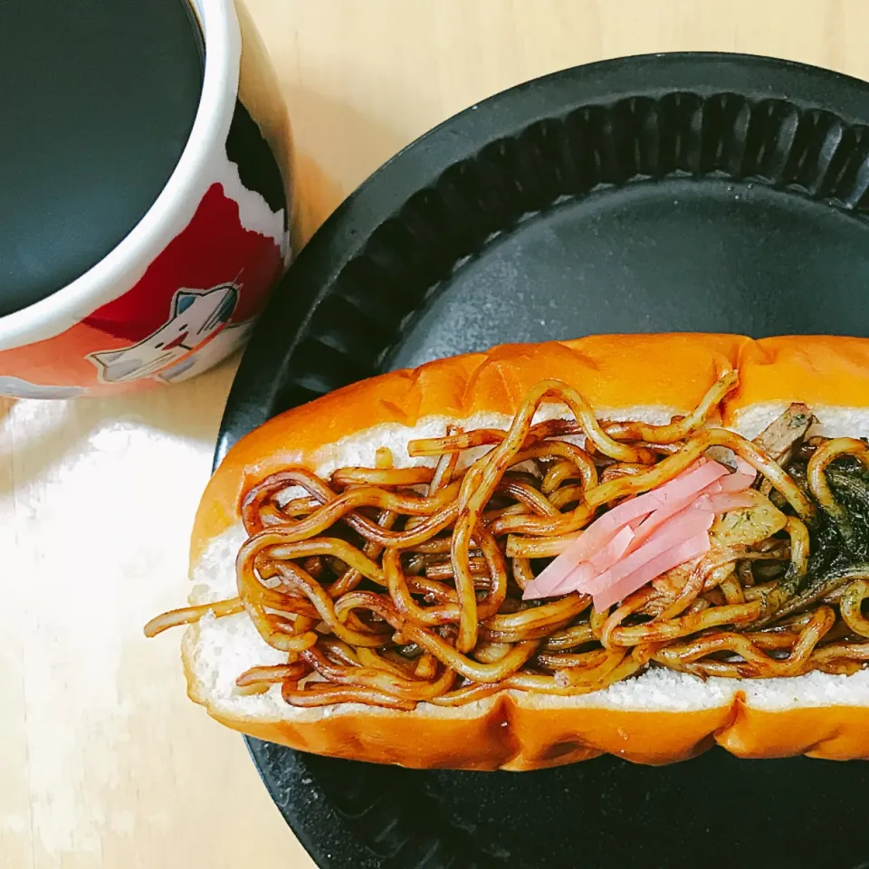 焼きそばロールパンとドリップコーヒー☕️の朝食 #コーヒー #焼きそば|たまこっこさん