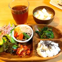 Snapdishの料理写真:夜ご飯
#肉じゃが#サラダ#キムチほうれん草のおひたし#豆腐とあげのお味噌汁#ご飯|kasumiさん