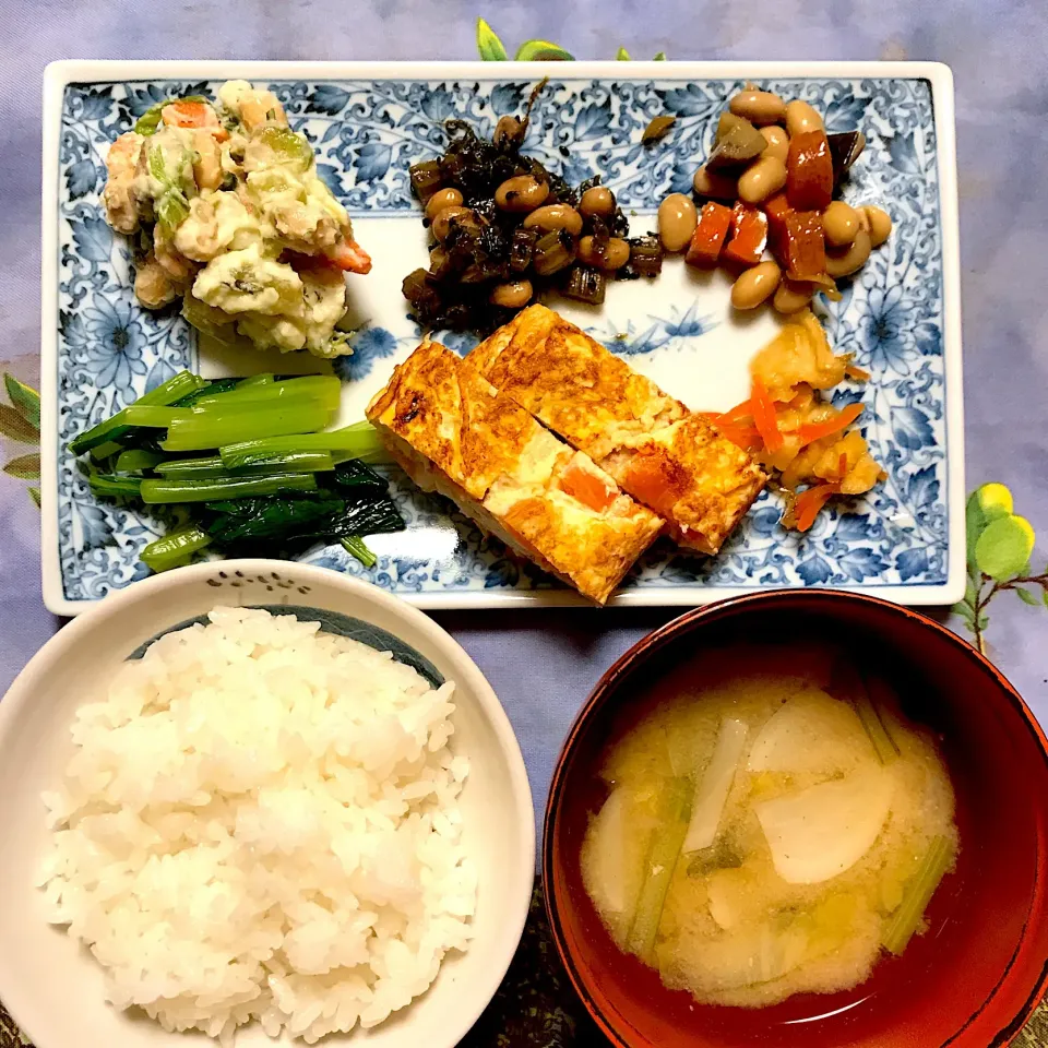 残り物で和カフェ風。
煮豆、セロリと豆のゴマ炒め、ポテトとアボカドと豆のサラダ、小松菜のお浸し、トマト入り玉子焼き

豆ばっかりだな。|ゼニコさん