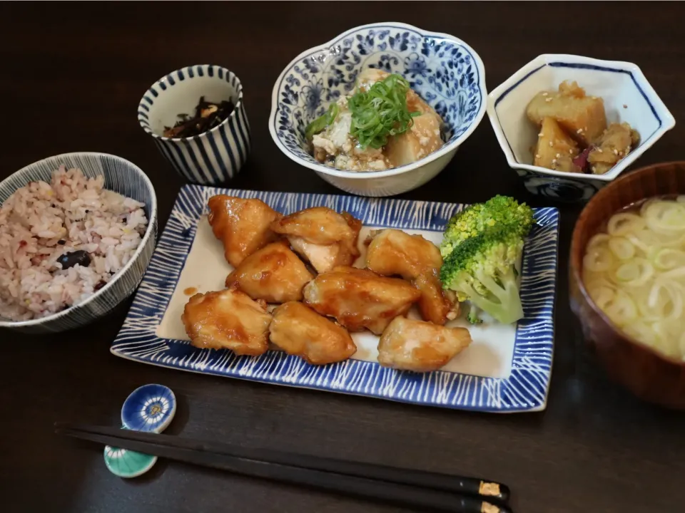 胸肉の甘酢炒め   五目ひじき    高野豆腐のきのこあんかけ サツマイモのバター醤油煮 味噌汁|NAKATAさん