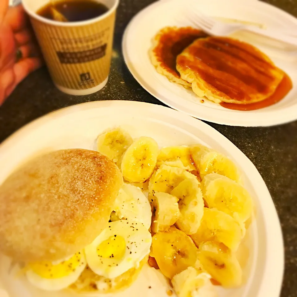 在旅行途中学会使用新烹饪机器😏自动松饼机和半自动松饼机😍|antoniterさん