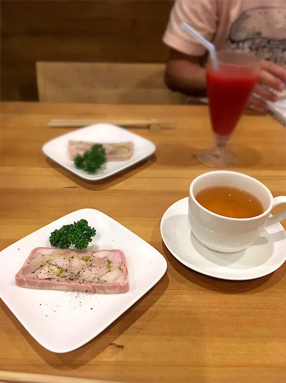 Snapdishの料理写真:お通し（鶏テリーヌ）、ごぼう茶、トマトジュース
@厨房M case|こいちさん