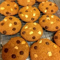 Snapdishの料理写真:Whole Wheat ChocChips and Macadamia Cookies 🍪 #LkHomemade|Lukkaew_Lkさん