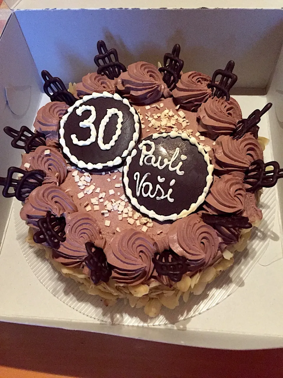 Výjimečně není vlastní výroba, ale musím ho tu mít. 30-leté výročí svatby rodičů ❤️ Pařížský dort z Berušky 👍 #cake #chocolate #pariscake|LucieFoodさん