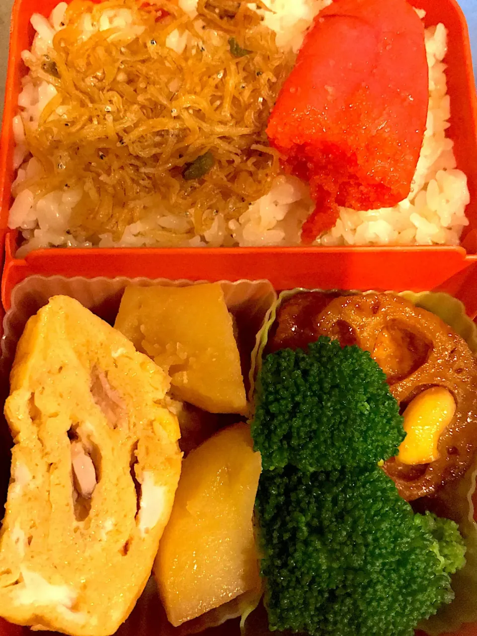 Snapdishの料理写真:#本日のお弁当  は、「なんだ、色合いに困ってたの？早く呼んでよ〜」と、ブロッコリ先輩と明太子師匠が来てくれました( *^艸^)|Nao K. Tさん