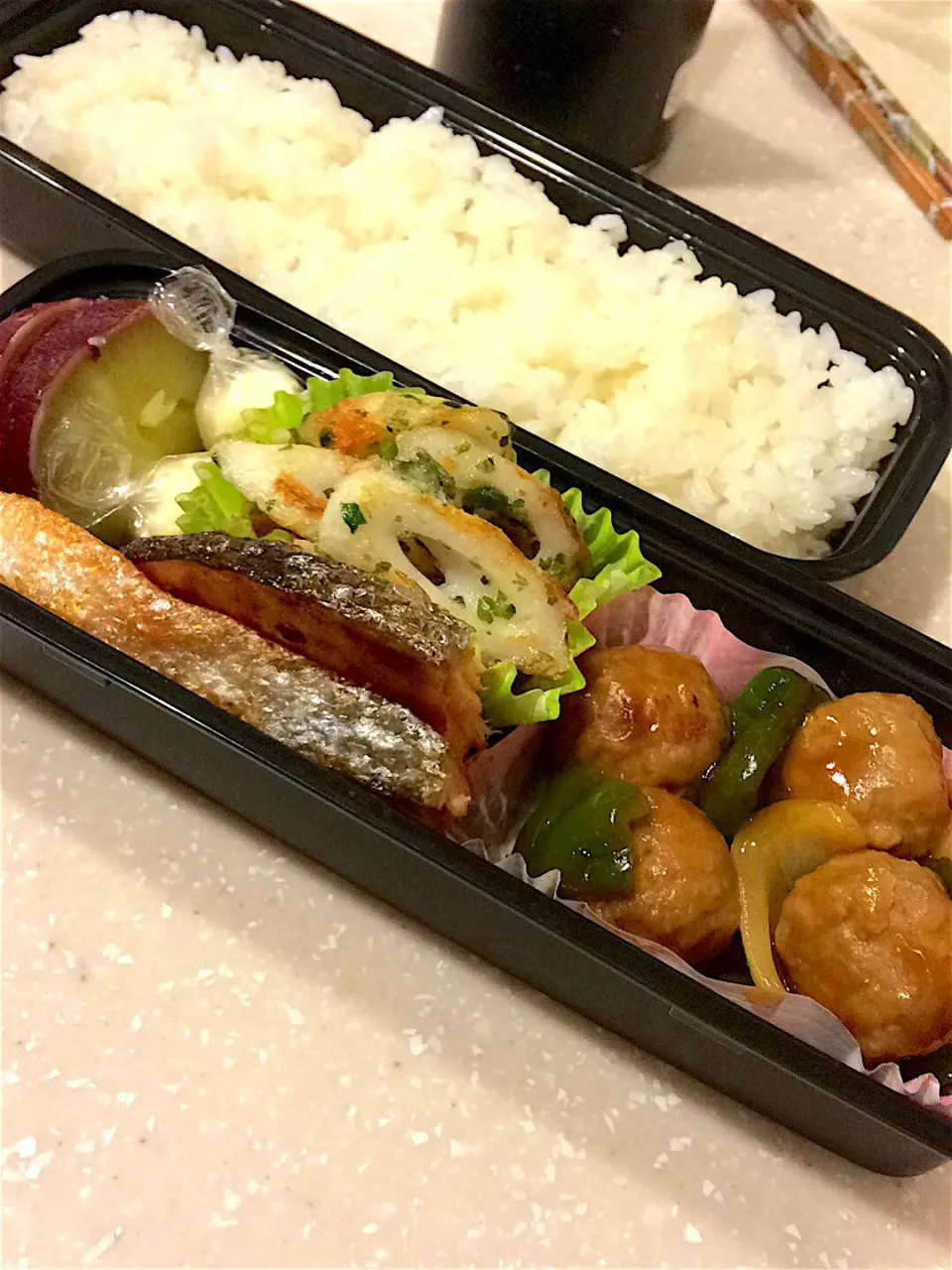 Snapdishの料理写真:旦那弁当🍱
ご飯
肉団子と野菜の甘酢あんかけ
鮭
竹輪の磯辺揚げ
チーズ
蒸かし芋|すがかえさん