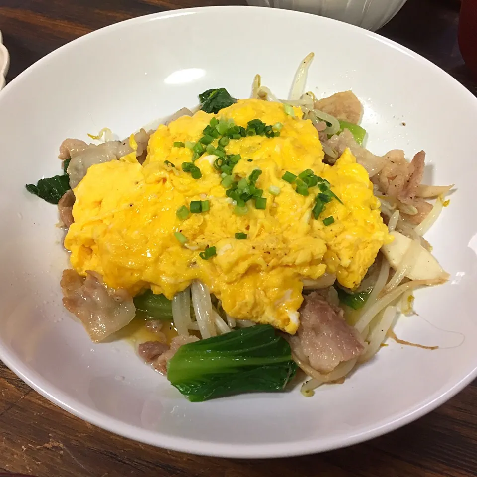 豚バラと青梗菜の炒めもの ふわふわ卵トッピング👍|いしくん。（たまご王子🥚🐣🐥🐔）さん