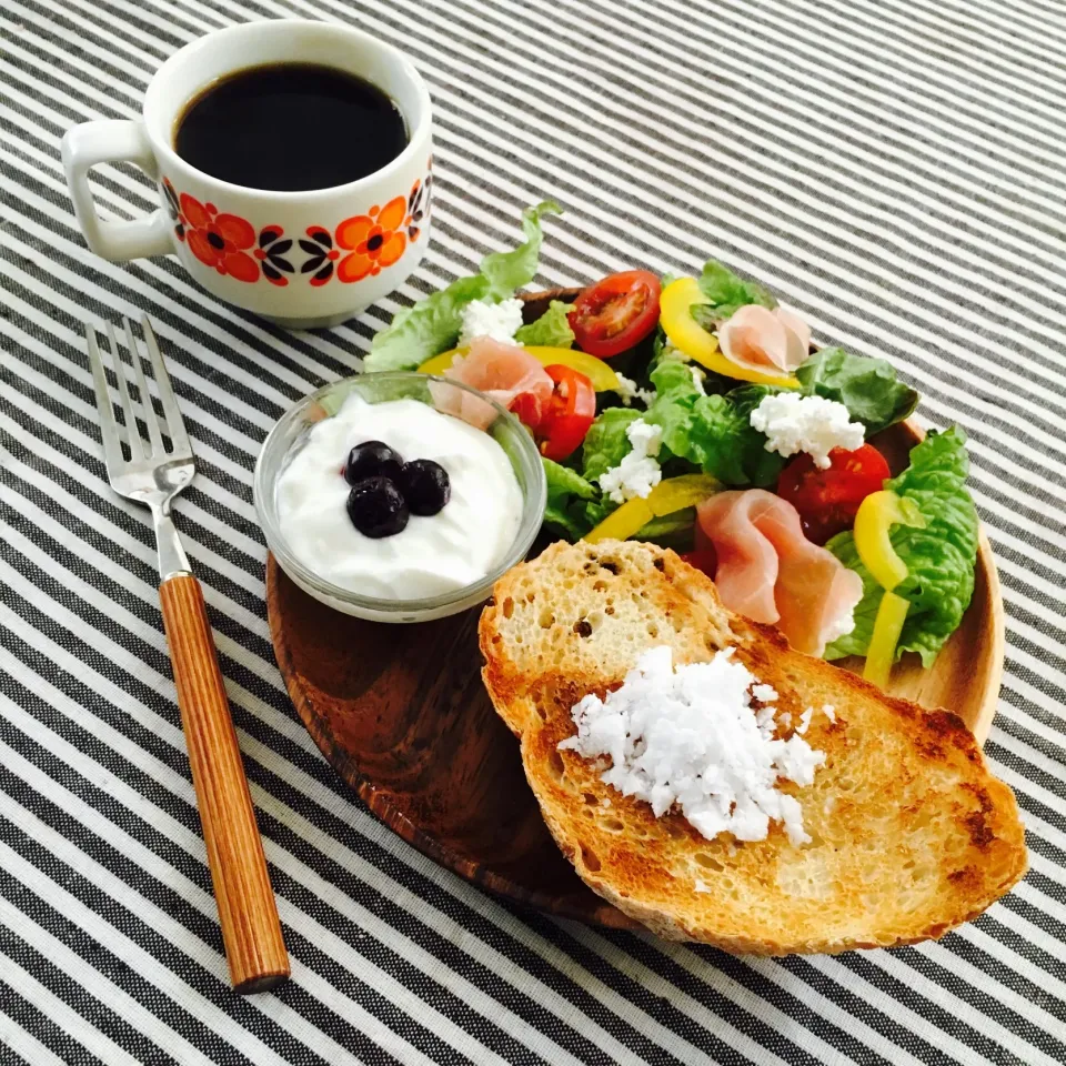 Snapdishの料理写真:コーヒーと一緒に朝のパワー充電タイム！

今日は夜ご飯を家族とゆっくり食べる！ためにお仕事まきまきでがんばる|りよさん