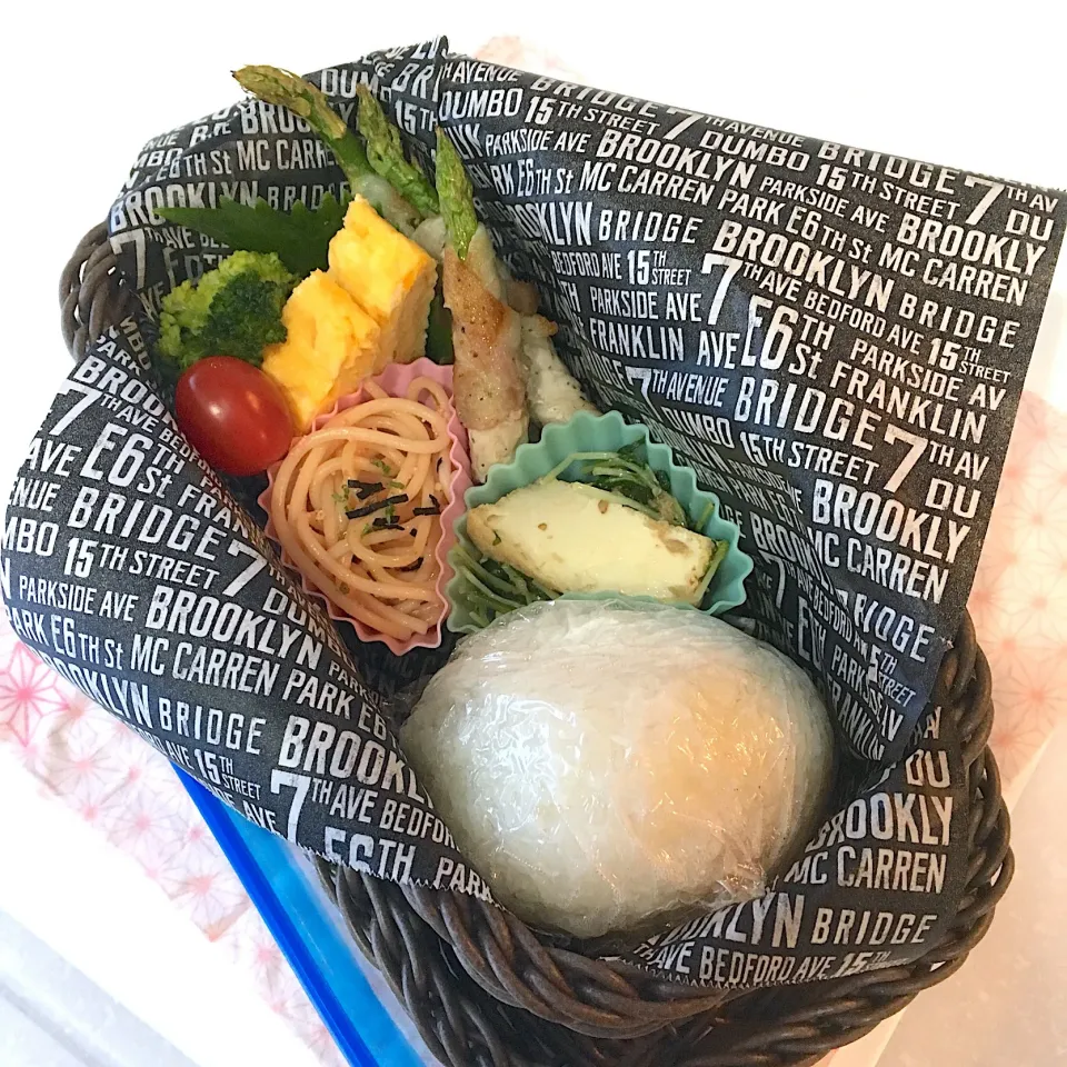 パパのお弁当/しぐれおにぎり、アスパラガスの豚肉巻き、明太子パスタ、卵焼き、水菜とツナと厚揚げの炊き煮、ブロッコリー&プチトマト/今日も頑張りましょう|mayumiさん