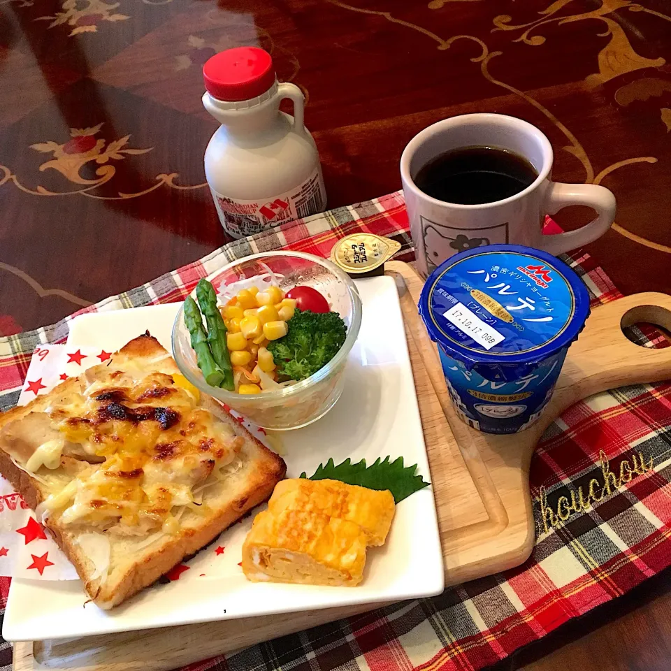 Snapdishの料理写真:今日の朝ごパン(๑´ڡ`๑) 鶏ハムピザトースト、卵焼き、ホットコーヒー、サラダ、ギリシャヨーグルト/今日もいいお天気❀.(*´◡`*)❀.テンション上がるね〜|mayumiさん