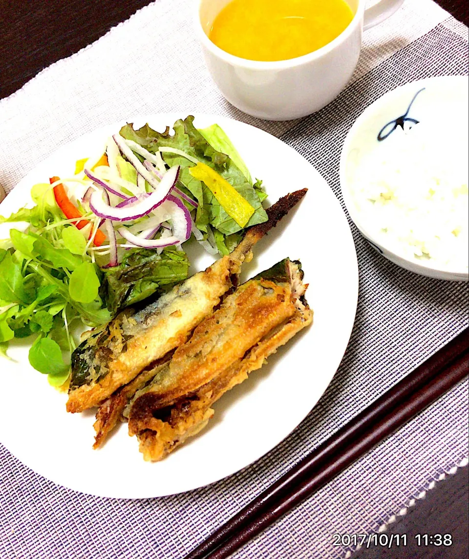 Snapdishの料理写真:スーパーお惣菜でお昼ごはん #お昼ごはん #ランチ #秋刀魚の唐揚げ #ぽんジュース|翡翠さん