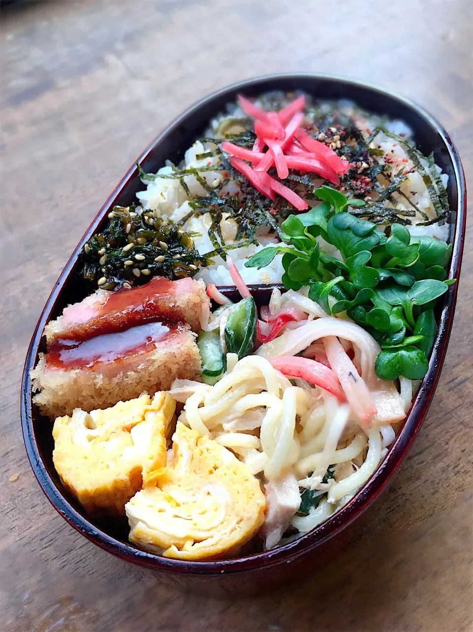 今日のお弁当
・サラダパスタ
・出汁巻き卵
・ハムフライ
・蕪の葉炒め|akiさん