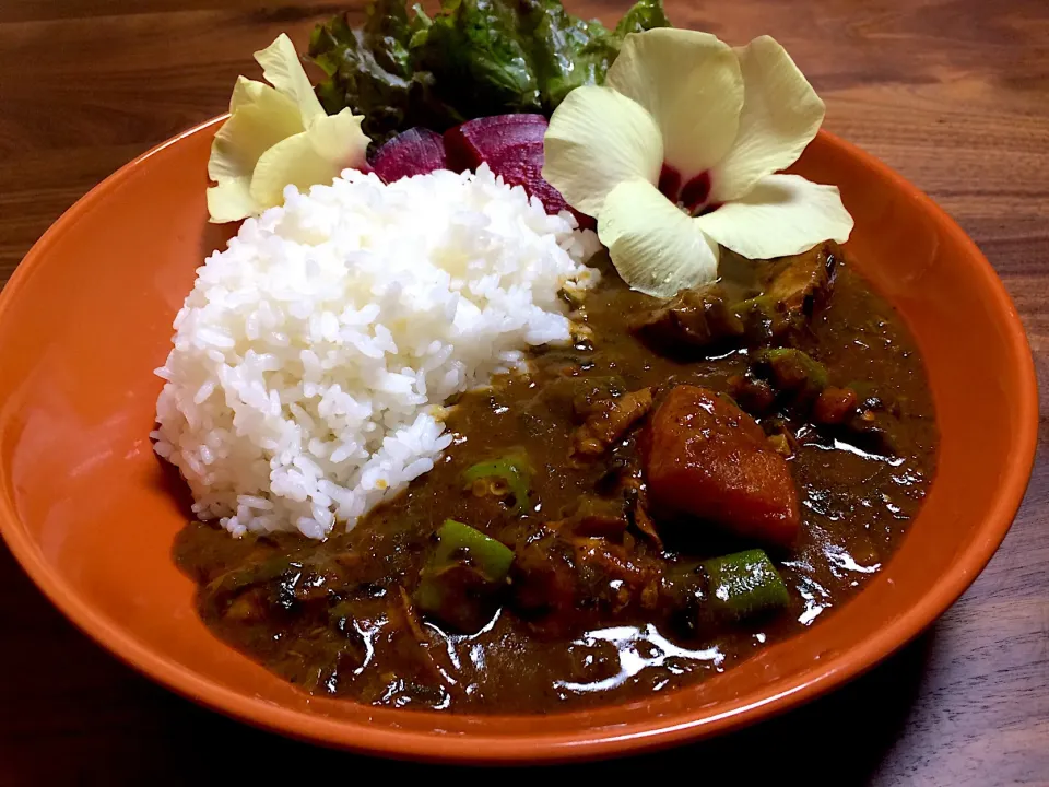 圧力鍋で作ったトロトロカレーのおくら花添え🌺  #ぱぴこ家カレー|ぱぴこ家さん