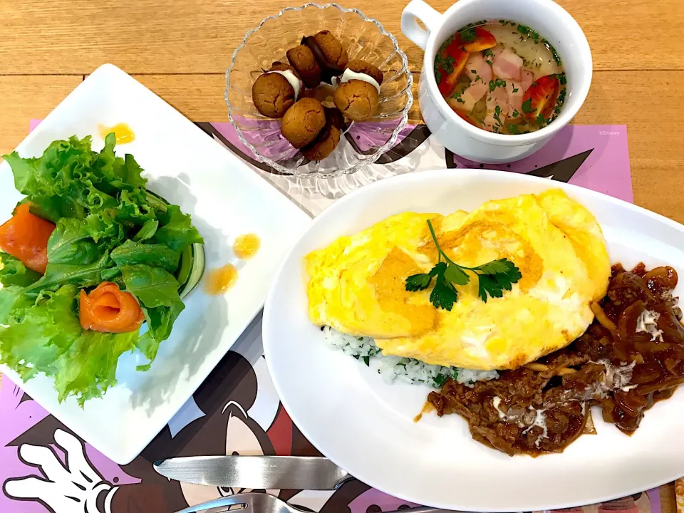 🍄きのこのビーフストロガノフ オムライス🥗サーモンのセルクルサラダ🍽ベーコンとトマトのスープ🍪2色のチョコサンドクッキー|なちゃんさん