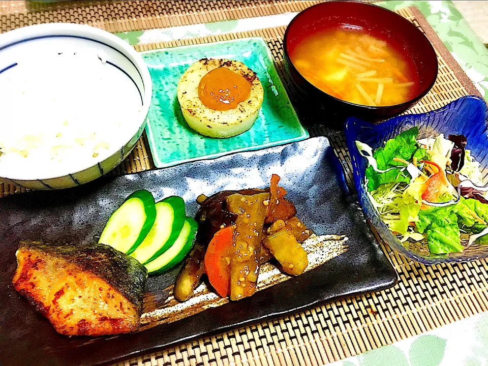 🔸鮭のムニエル      茄子とサツマイモ               の肉味噌炒め 🔸サラダ 🔸焼き大根の酢味噌 🔸お味噌汁|ティーナさん