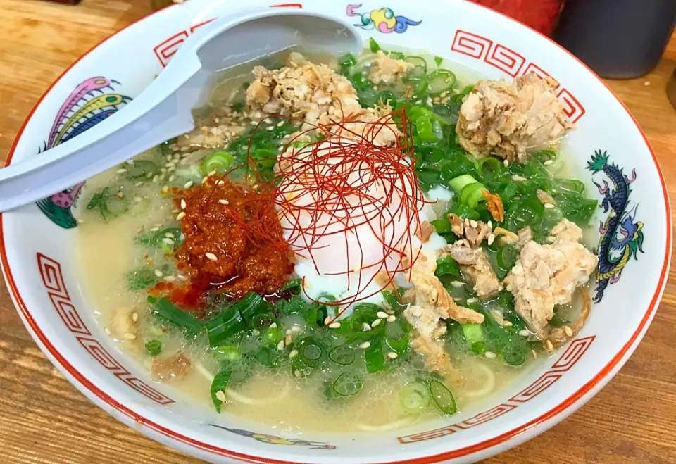 新幹線乗る前に恒例の博多ラーメン🍜ちょっと贅沢してトッピング多いやつを頼んだら、お店のニィちゃんの手際が悪くて、バリカタのはずのラーメンがやわ麺が出てきましたがな😩次回から素ラーメンに戻しますわ😩その方が美味しいし。|にゃあ（芸名）さん