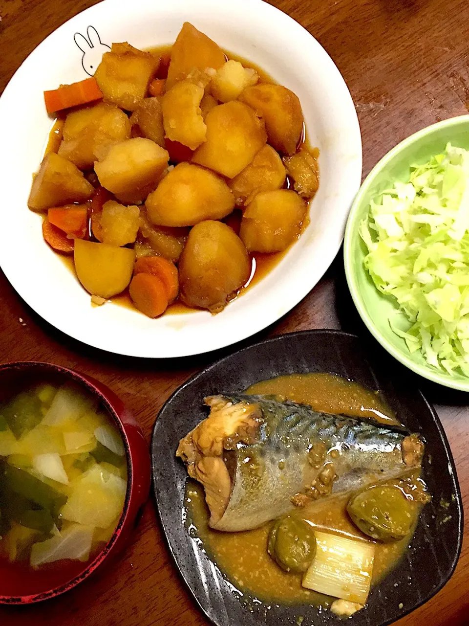 Snapdishの料理写真:鯖の梅味噌煮    芋🥔と人参の甘煮   キャベツ    味噌汁|掛谷節子さん