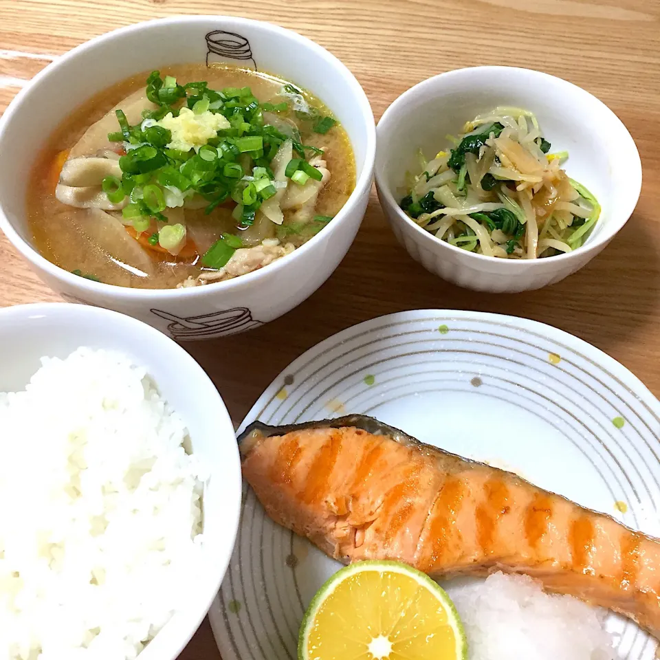 夜ご飯は、具沢山の豚汁と鮭の塩焼き、もやしと水菜のナムル☺︎|むさけんさん