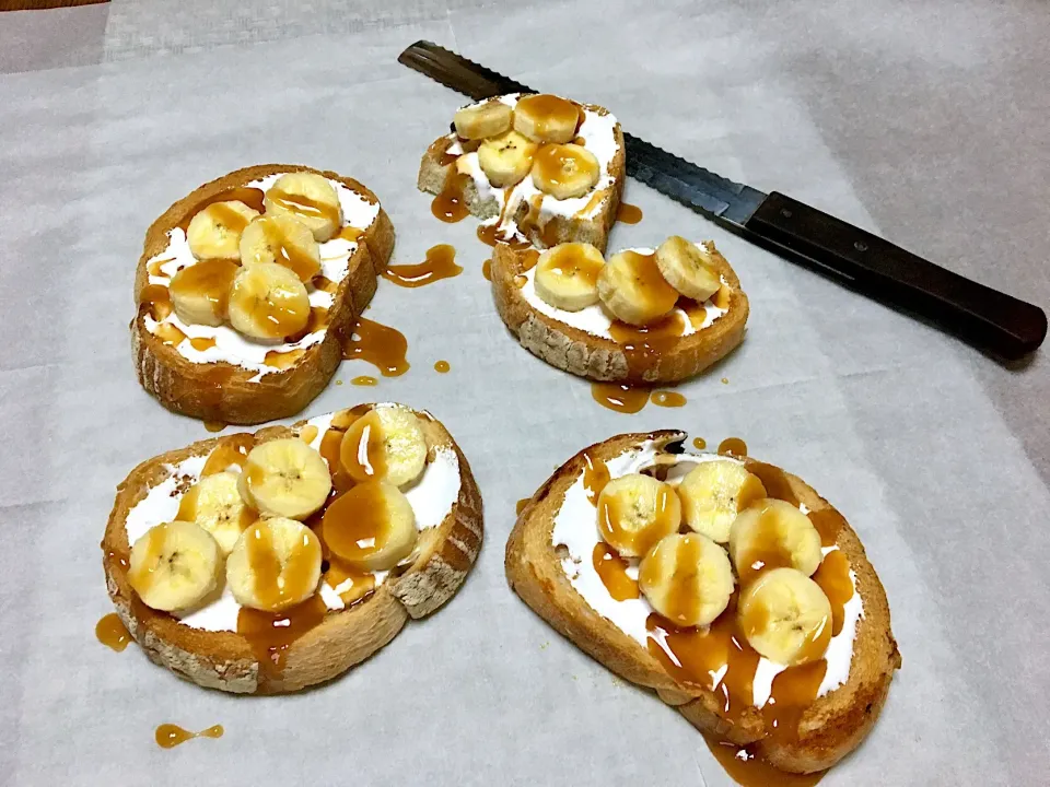 ✨Banana toast with marshmallow fluff ,caramel syrup & walnuts...バナナトースト🍌✨|🌺Sanntina🌺さん