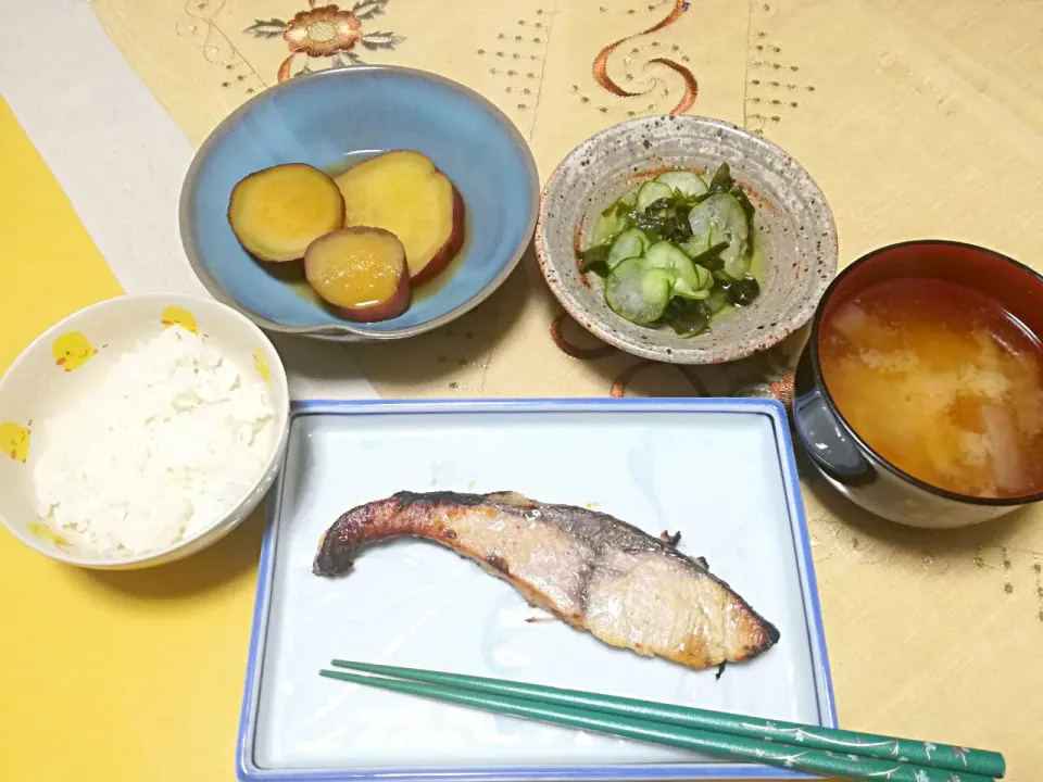 Snapdishの料理写真:晩ごはん
 - 塩麹漬け焼き魚
 - サツマイモ甘煮
 - キュウリわかめ酢の物
 - 大根人参お味噌汁|korinoさん