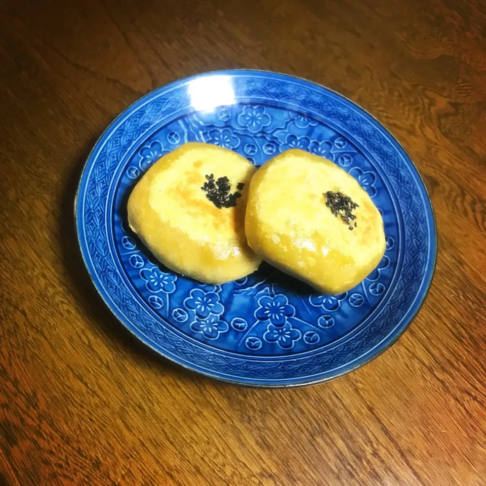 Snapdishの料理写真:ツナきんぴらのおやき＊生地はカレー風味、きんぴらはケチャップ味でおいしいです＊＊|さきさん