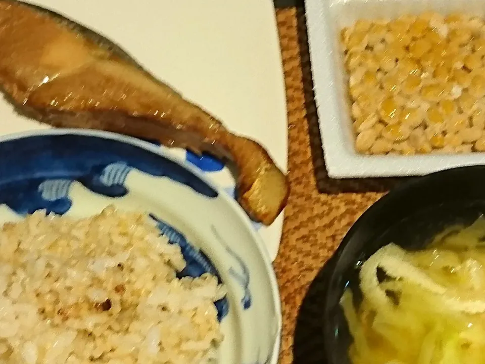 Snapdishの料理写真:鮭の醤油漬け&納豆&キャベツの味噌汁|まぐろさん