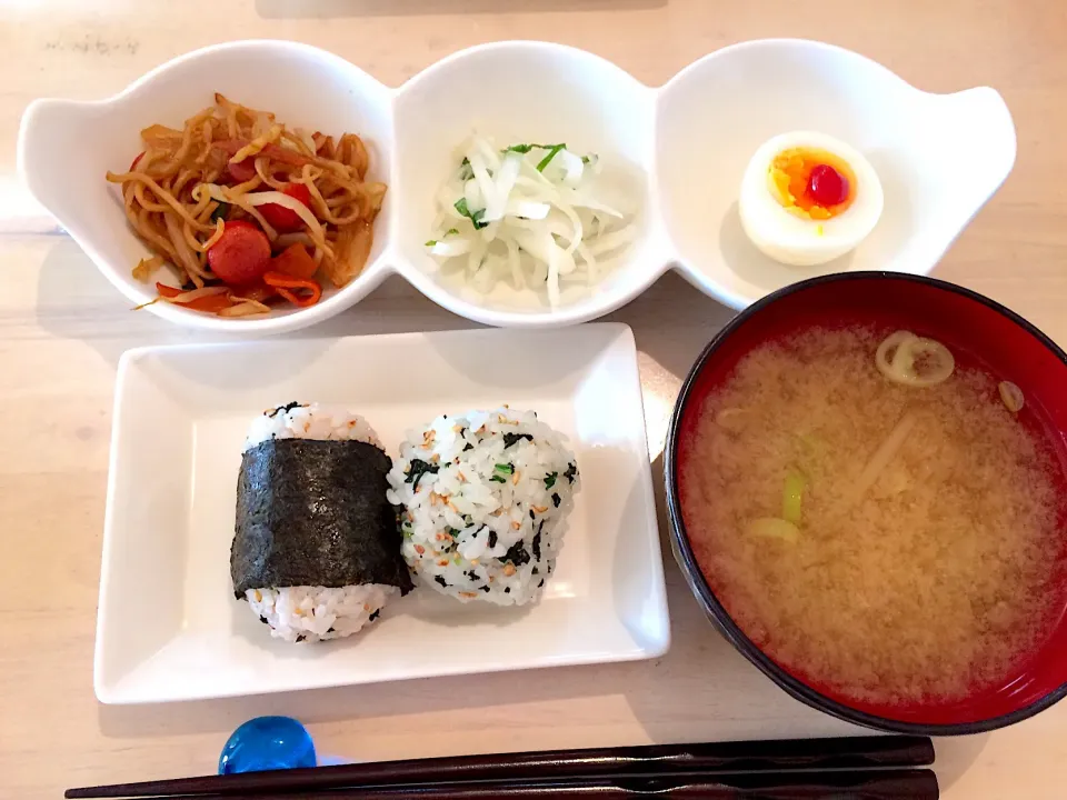 今日の男子料理 朝食だよぉ〜2017/10/12 #オニギリ🍙 #もやし味噌汁 #茹でタマゴ  #大根漬物 #やきそば|Booパパさん