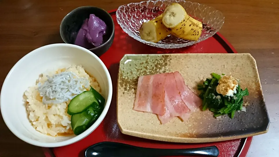 Snapdishの料理写真:子供朝ご飯🍚しらすのせ卵かけご飯、胡瓜塩麹浸け、ベーコン、ほうれん草お浸し、紅いもごま豆腐、バナナ|アンジェさん