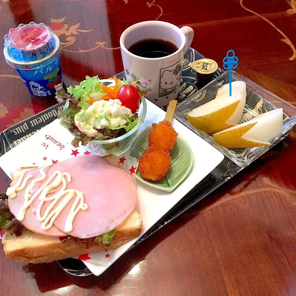 Snapdishの料理写真:今朝の朝ごパン(๑´ڡ`๑)ハムサンド、鶉フライ、ポテトサラダ、梨、ホットコーヒー、ギリシャヨーグルト(ラズベリーソース)|mayumiさん