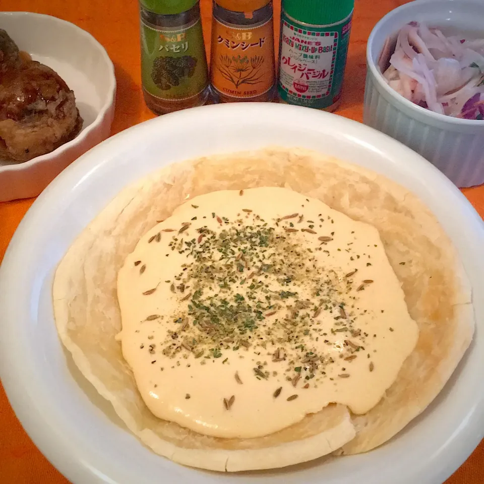 オーブンで焼いたパラタ(マレーシアの薄焼きパン)に、フムス(ひよこ豆のペースト(モロッコ料理))を。|yumyum😋さん